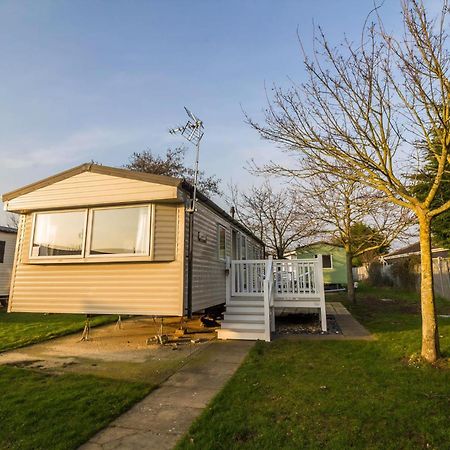 Отель Caravan With Decking At Highfield Grange In Essex Ref 26452Ba Клактон-он-Си Экстерьер фото