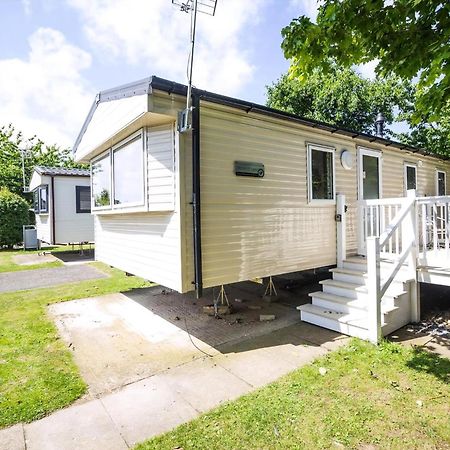 Отель Caravan With Decking At Highfield Grange In Essex Ref 26452Ba Клактон-он-Си Экстерьер фото