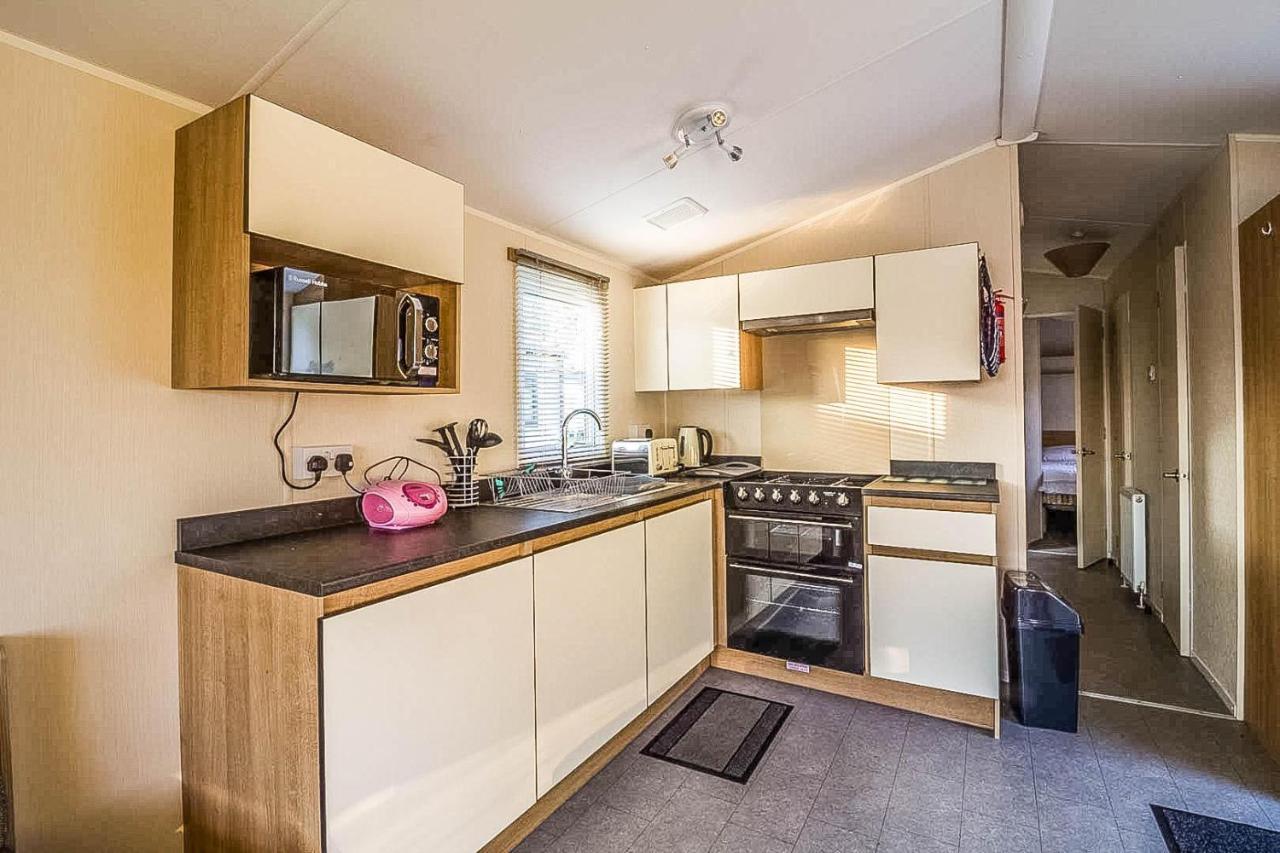 Отель Caravan With Decking At Highfield Grange In Essex Ref 26452Ba Клактон-он-Си Экстерьер фото