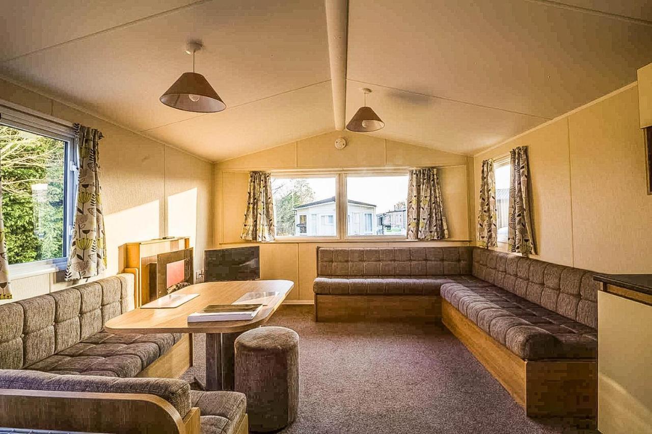 Отель Caravan With Decking At Highfield Grange In Essex Ref 26452Ba Клактон-он-Си Экстерьер фото