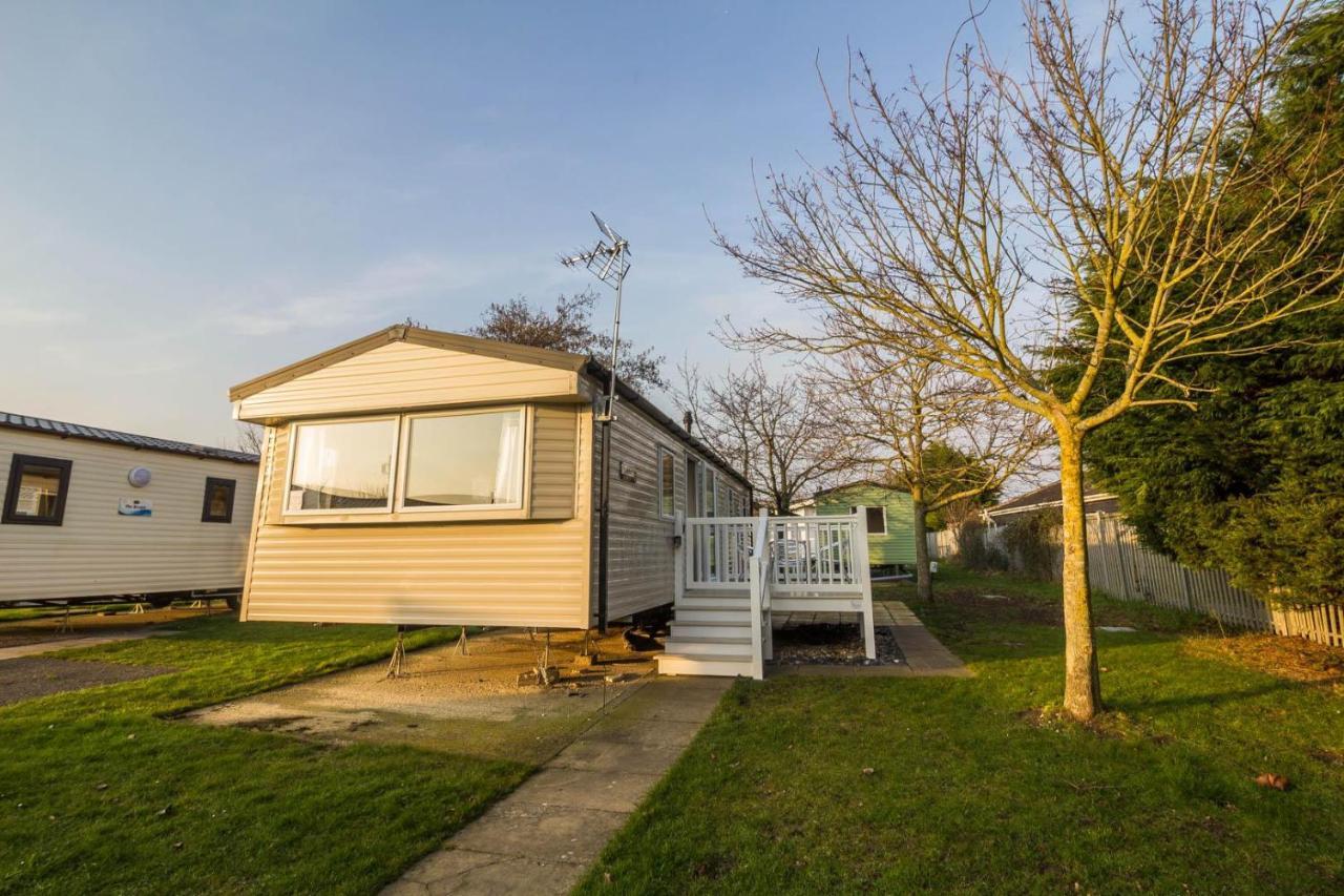 Отель Caravan With Decking At Highfield Grange In Essex Ref 26452Ba Клактон-он-Си Экстерьер фото