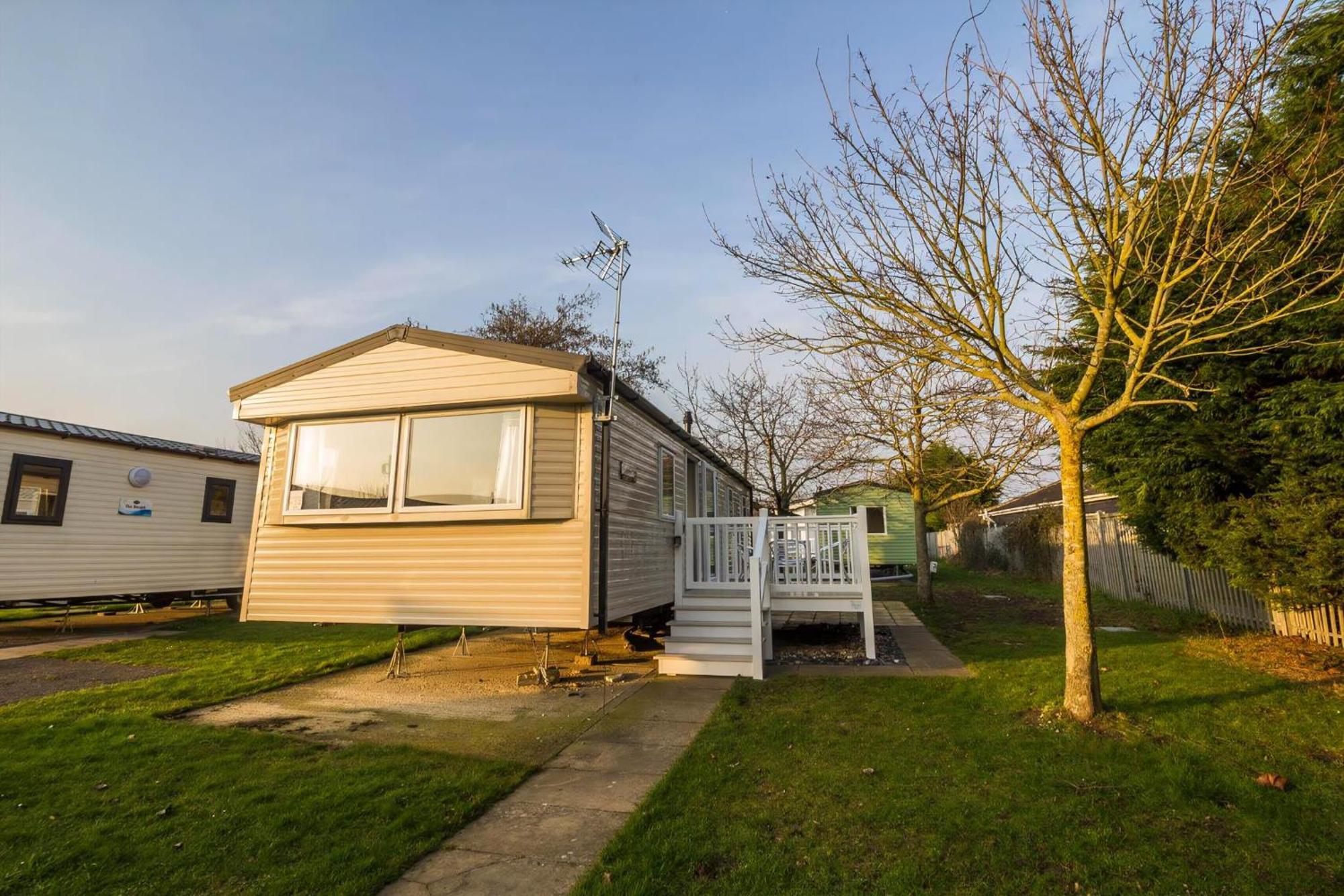 Отель Caravan With Decking At Highfield Grange In Essex Ref 26452Ba Клактон-он-Си Экстерьер фото