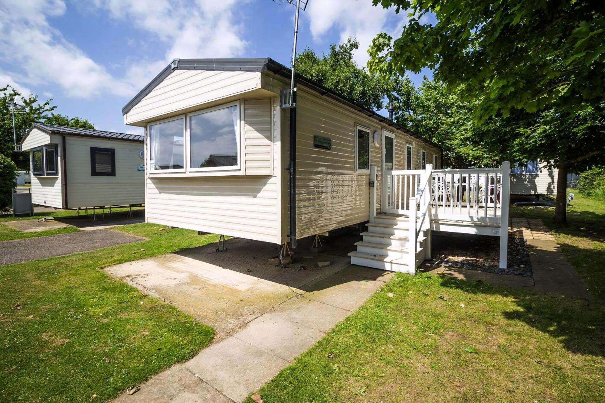 Отель Caravan With Decking At Highfield Grange In Essex Ref 26452Ba Клактон-он-Си Экстерьер фото