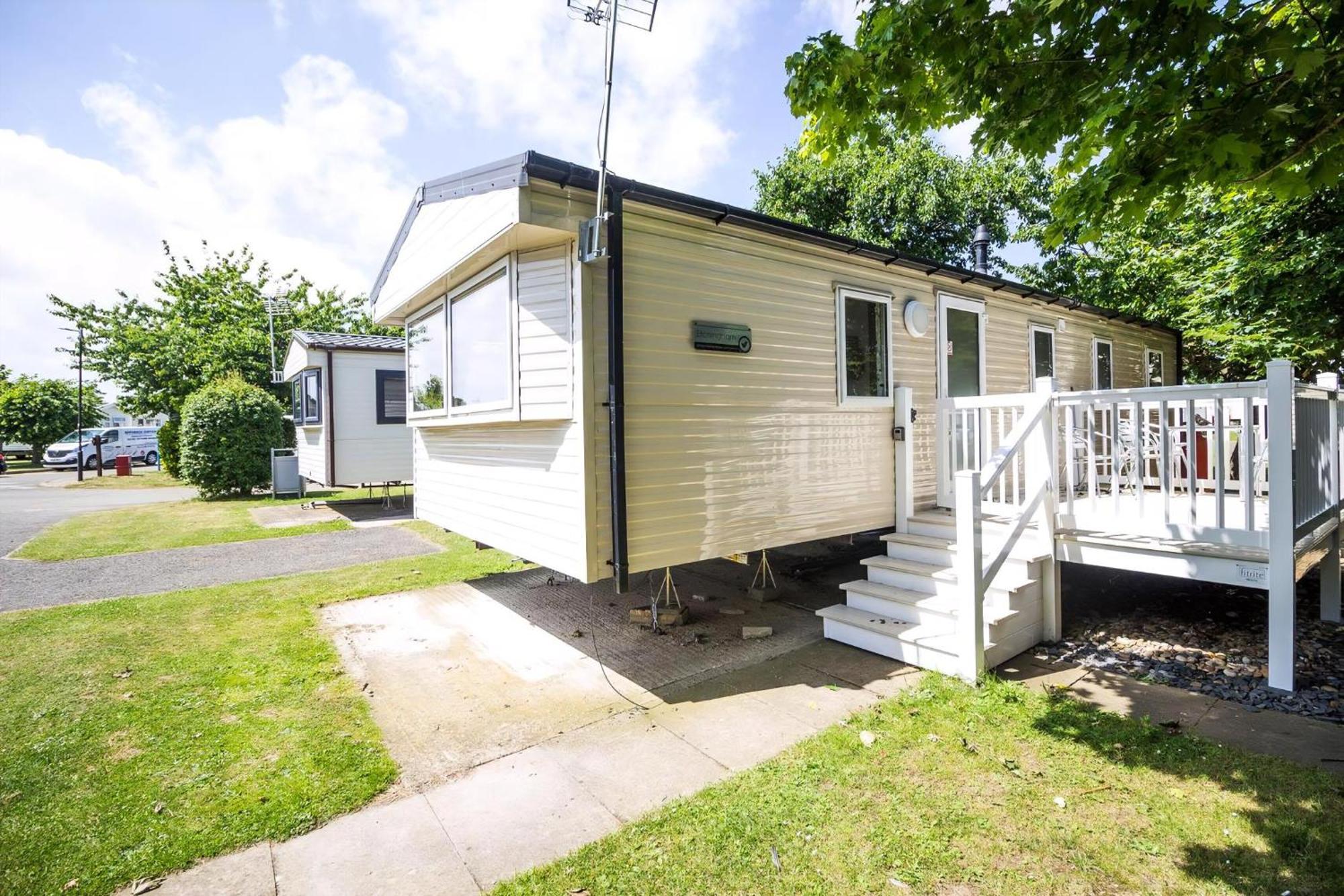 Отель Caravan With Decking At Highfield Grange In Essex Ref 26452Ba Клактон-он-Си Экстерьер фото