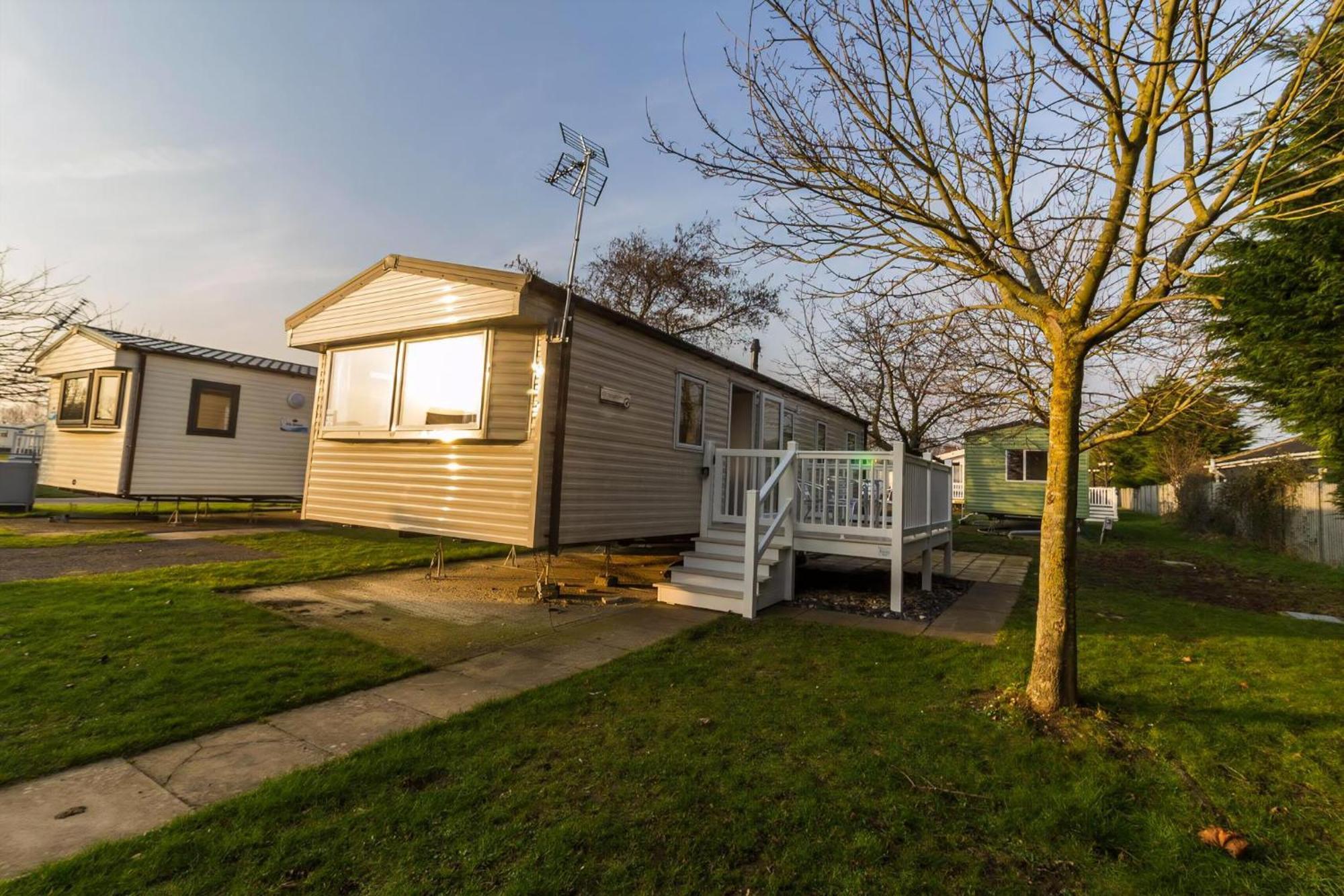 Отель Caravan With Decking At Highfield Grange In Essex Ref 26452Ba Клактон-он-Си Экстерьер фото